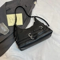 Schwarze Retro-Mondtasche aus Kunstleder mit doppelten Silberschnallen und Schultergurt - Schwarz
