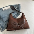 Dunkelbraune Wildleder-Schultertasche mit Vintage-Schleife und Lederriemen - Braun