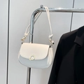 Borsa a sella bianca a mezzaluna con fibbia in metallo dorato e tracolla con nodi - Bianco