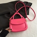 Borsa a sella rosa alla moda per donna con scritte dorate e tracolla regolabile - Rosa