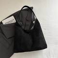 Bolso tote minimalista de ante negro con correa de cuero brillante y estilo vintage - Negro