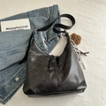 Bolso hobo retro negro mate de gran capacidad con un colgante de oso de peluche - Con Colgante / Negro
