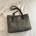 Grand sac cabas gris-vert texturé avec bandoulières noires et logo doré chic - Sans Pendentif / Noir
