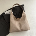 Bolso tote hobo de ante marrón minimalista con costuras verticales para uso diario - Caqui