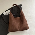 Bolso tote grande de ante marrón oscuro con ribete de cuero y correa de hombro retro - Marrón