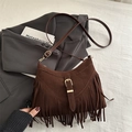Sac bandoulière en suédine marron foncé avec franges bohèmes et boucle métallique - Marron