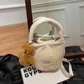 Sac seau chic en laine d'agneau beige avec breloque ours et bandoulière - Avec Pendentif / Blanc