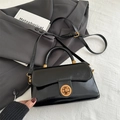Bolso de mano clásico en cuero PU negro con cierre giratorio dorado y bandolera - Negro