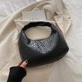 Elegante borsa hobo nera intrecciata con motivo intrecciato e cerniera dorata - Nero