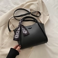 Sac seau noir texture litchi avec foulard en soie et bandoulière réglable - Noir