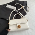 Elegante bolso bandolera de cuero blanco mate con cierre dorado y asa superior - Blanco