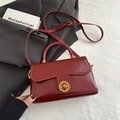 Bolso de mano vintage en cuero rojo oscuro con cierre giratorio y correa ajustable - Rojo