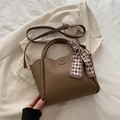 Sac seau en cuir marron foncé avec foulard à carreaux sur une veste de blazer blanc - Marron