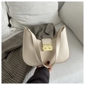 Detailansicht der cremeweißen Hobo-Tasche mit goldenem Retro-Schloss und glattem PU-Leder - Weiß