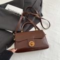 Bolso de cuero PU marrón oscuro brillante con cierre giratorio dorado y correa ajustable - Marrón