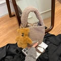 Sac seau en peluche marron avec pendentif ours et étiquette textile élégante - Avec Pendentif / Brun