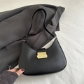 Bolso medialuna negro con hebilla metálica dorada en acabado de cuero mate premium - Negro