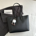 Minimalist black tote bag in synthetic leather with a plush monster bag charm - Black With Pendant