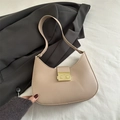 Bolso de hombro media luna en cuero beige con hebilla metálica dorada de lujo - Caqui