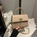Elegante beige Trapez-Handtasche mit goldenem Metallverschluss und Tragegriff - Khaki