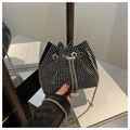 Detalle del bolso de cubo con diamantes de imitación, cadena plateada y borlas de perlas - Plateado