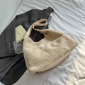Bolso hobo chic de forro polar beige con detalles de cuero para el estilo de invierno - Blanco