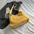 Bolso hobo de felpa amarilla con ribetes de cuero beige para moda de invierno - Amarillo