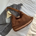 Bolso hobo de felpa marrón con base de cuero en un elegante entorno de moda invernal - Marrón
