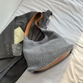 Bolso tote gris de felpa sherpa con ribete de cuero sintético marrón y gran capacidad - Azul Niebla