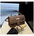 Détail du sac bandoulière léopard avec boucle métallique dorée et poignée en cuir - Marron