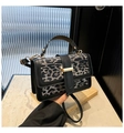 Détail du sac léopard gris avec fermoir doré et bordures en cuir noir texturé - Noir