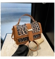 Détail du sac à motif léopard avec fermoir doré et bordures en cuir marron - Marron