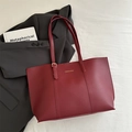 Bordeauxrote Tote-Bag aus mattem Leder mit Goldschrift und verstellbaren Riemen - Rot