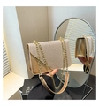 Dettaglio borsa a tracolla glitter oro champagne con catena metallica e patta moda - Oro