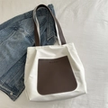 Borsa tote minimalista color crema con tasca e manici marrone scuro a contrasto - Bianco