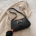 Bolso media luna negro en cuero lichi con hebilla de anillo dorado elegante - Negro