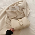 Bolso baguette minimalista blanco crema con hebilla de herradura dorada y cuero granulado - Blanco