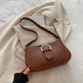 Bolso de hombro de cuero granulado marrón con hebilla de herradura dorada - Marrón