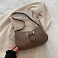 Minimalistische braune Mondsichel-Schultertasche mit goldener Hufeisenschnalle aus Leder - Braun