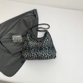 Graue Hobo-Schultertasche mit Leopardenmuster und goldenen Details für modebewusste Damen - Schwarz