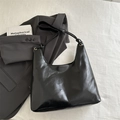 Klassieke zwarte hobo schoudertas van glanzend kunstleer met gouden metalen oogjes - Zwart zonder Hanger