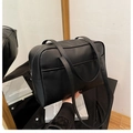 Minimalistische schwarze Kunstleder-Tragetasche mit Vordertasche und schmalen Trägern - Schwarz (Ohne Anhänger)