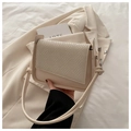 Dettaglio della borsa crema con patta a trama intrecciata e finitura in pelle - Bianco Sporco