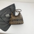 Braune Hobo-Schultertasche mit Leopardenmuster und strukturierter Tierprint-Optik - Braun