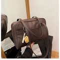 Dunkelbraune Schultertasche aus glattem Kunstleder mit sportlichem Baseball-Anhänger - Kaffeebraun (Mit Anhänger)