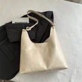 Minimalistische crèmewitte draagtas met knoopriem op een zwarte blazer achtergrond - Wit Zonder Hanger