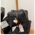 Minimalistische schwarze PU-Leder Einkaufstasche mit Baseballhandschuh-Anhänger im Studio - Schwarz (Mit Anhänger)