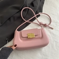 Borsa a sella rosa francese con chiusura metallica a forma di cioccolato e tracolla - Rosa