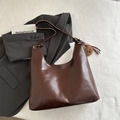 Sac hobo marron foncé brillant avec breloque ours et ruban pour un look chic - Marron avec Pendentif