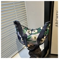 Detail van de halve maan schoudertas met bloemenprint en verstelbare nylon riem - Blauwe Bloem